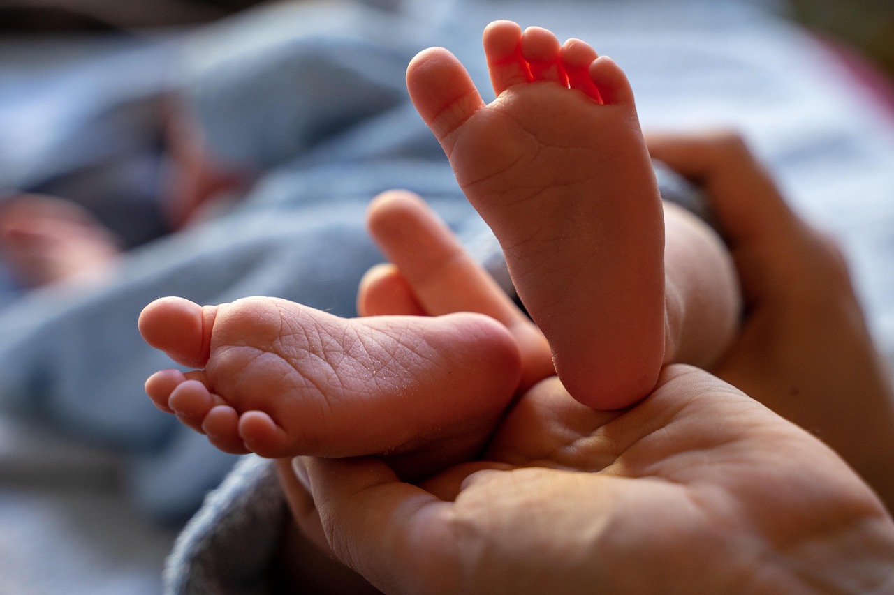 praktische baby-tipps für neue eltern: alles, was sie über babypflege, ernährung und entwicklung wissen müssen.