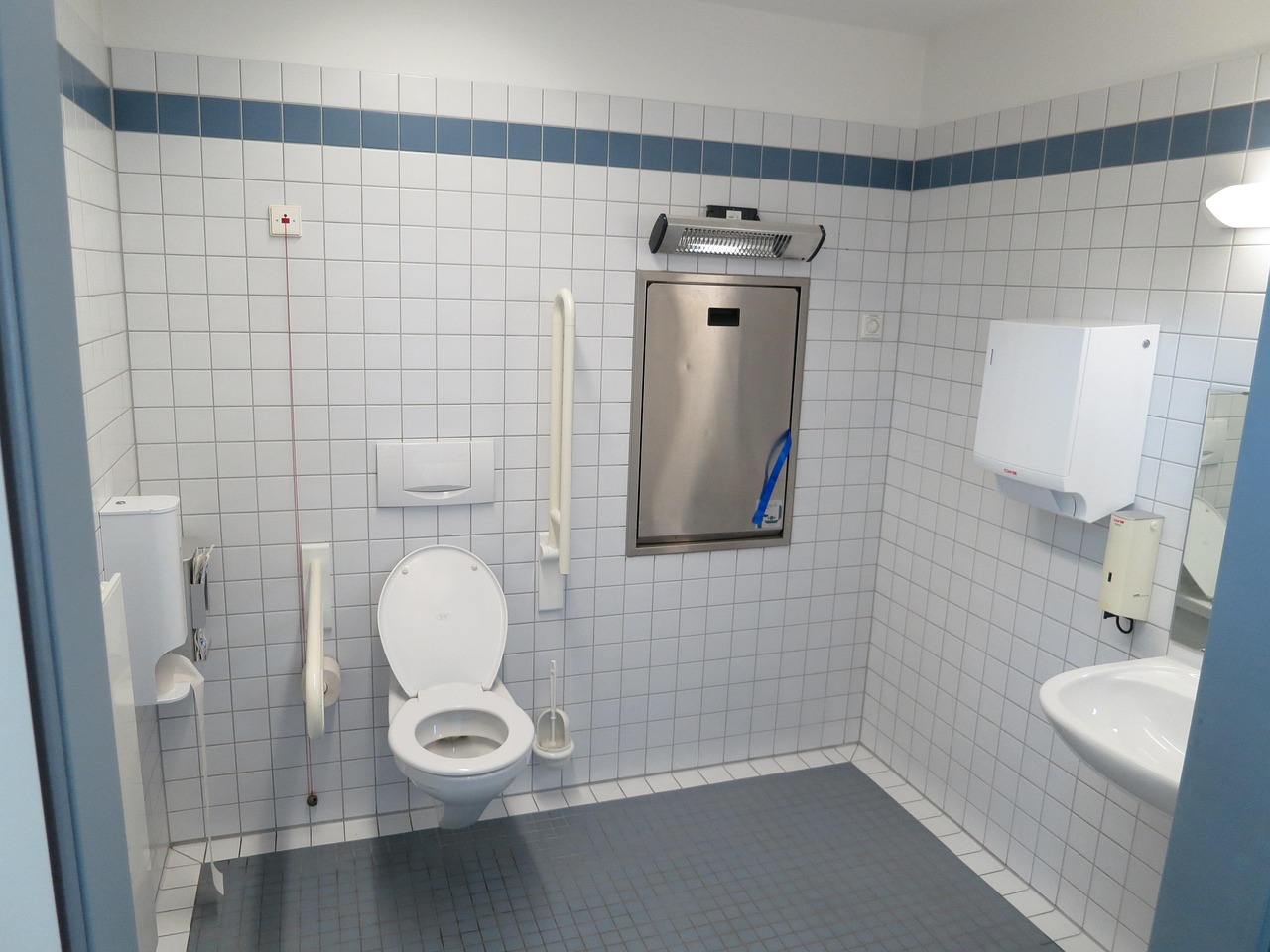 praktische anleitungen und tipps zur einrichtung eines wickeltisches für eine komfortable und sichere babypflege.